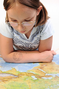 探索欧亚大陆地理图的女童子青少年眼镜俄语图片