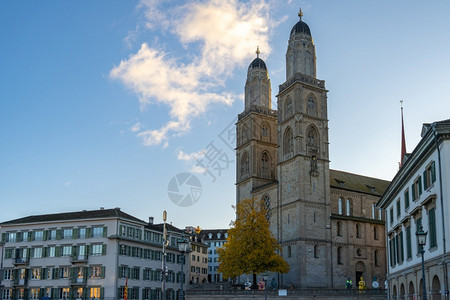 瑞士苏黎世带有城市天线的格罗斯门特教堂会城市景观格罗斯明特图片