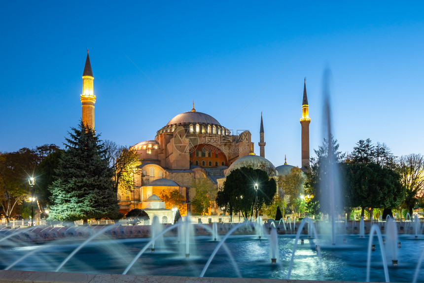 火鸡土耳其伊斯坦布尔市阿亚索菲和喷泉之夜晚旅行图片