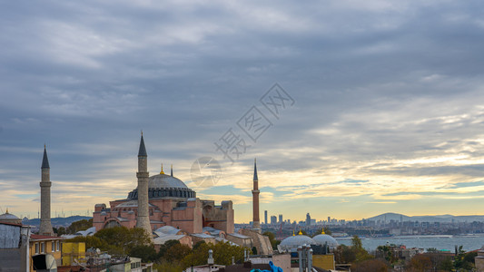 城市伊斯坦布尔天际与土耳其伊斯坦布尔的哈吉娅索非亚阿菲博物馆图片