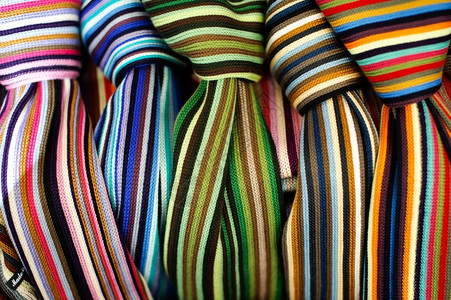 条纹叠起围巾亮彩色编织的围巾精美抽象背景有条纹的丰富多彩针织设计图片