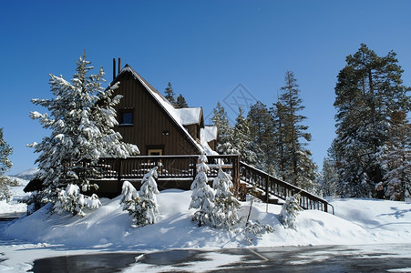 风雪覆盖的小屋图片