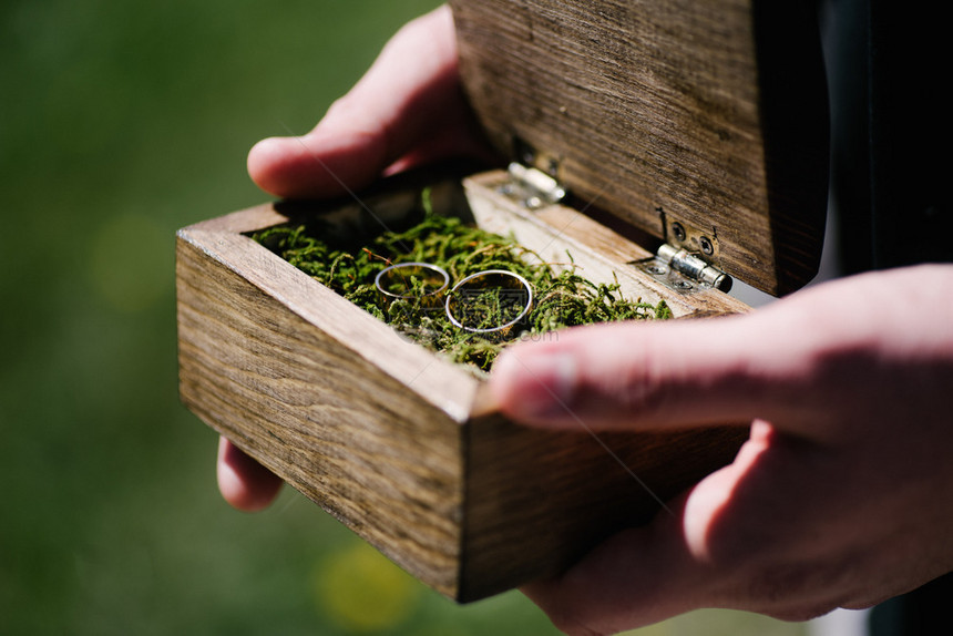 木盒里的结婚戒指图片