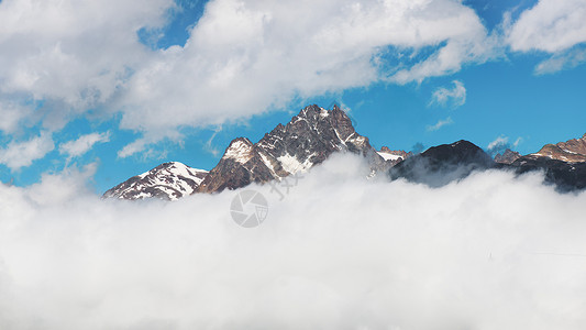 云雾中的雪山图片