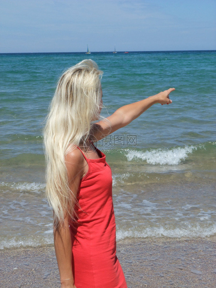 女孩海洋远的妇在滩上图片
