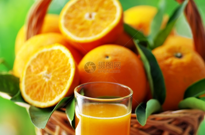 柑橘桌子玻璃橙汁和水果的紧闭喝图片