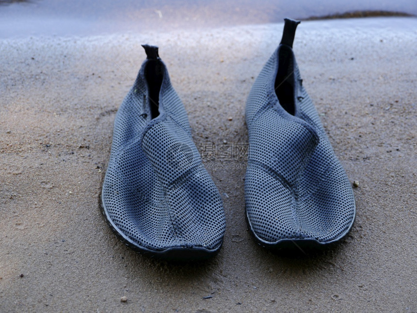 水鞋类沙子上的游泳拖鞋贴近了假期图片