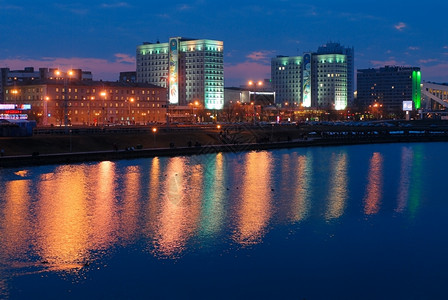 深夜城市灯光反射在河水中背景图片