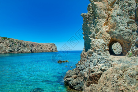 石灰意大利撒丁岛海岩石上画廊岸小路图片