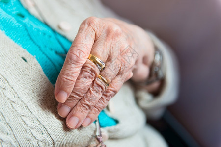 带环的老年妇女之手明智的淑皱纹背景图片