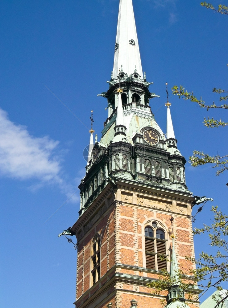 天堂历史高的一座建筑塔楼大在城市中心有一个塔台在蓝天的背景上在蓝色的天空下图片