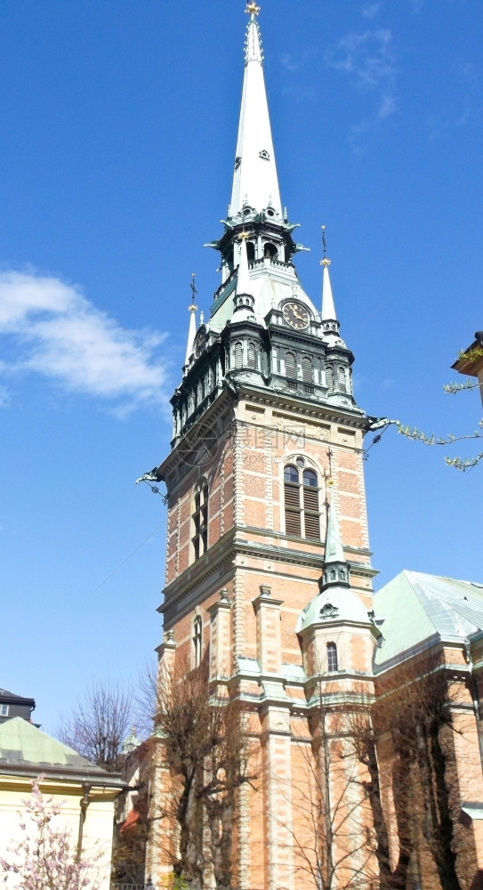 一种座建筑塔楼的大在城市中心有一个塔台在蓝天的背景上在蓝色的天空下尖顶堂图片