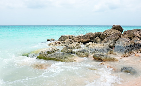 阿鲁巴岛驯鹿海中的岩礁石浪泡沫图片