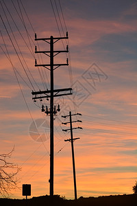黄昏日落时的电线天空条图片