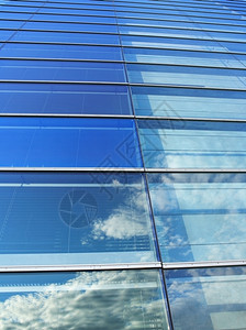 晴朗天空下的办公商业楼图片