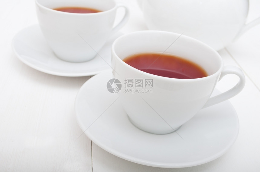 白色杯子装着茶水图片