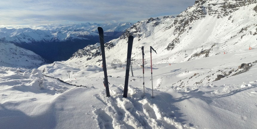 雪山上的滑雪道具图片