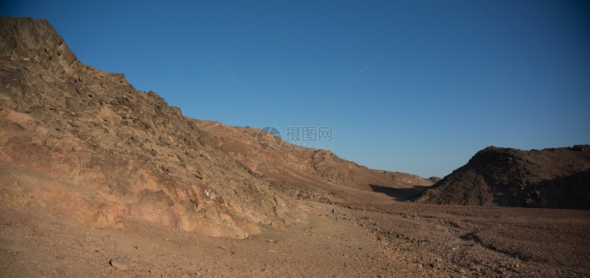 靠近景观结石南部边界Eilat附近的以色列沙漠图片