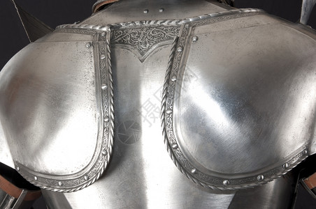 中世纪骑士的盔甲金属保护士兵不受对手冲撞金属保护古董铁老的图片