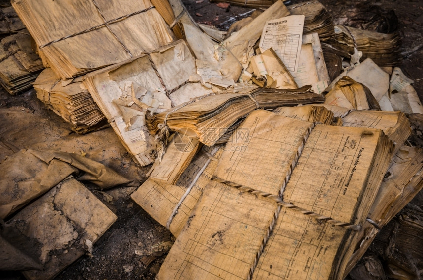 纸雅各布斯在废弃建筑中被遗忘的旧文件废旧建筑物中被遗忘的文件紊乱图片