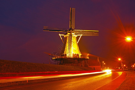 街道荷兰农村传统风车夜间晚上在荷兰乡村的风动车传统建筑图片