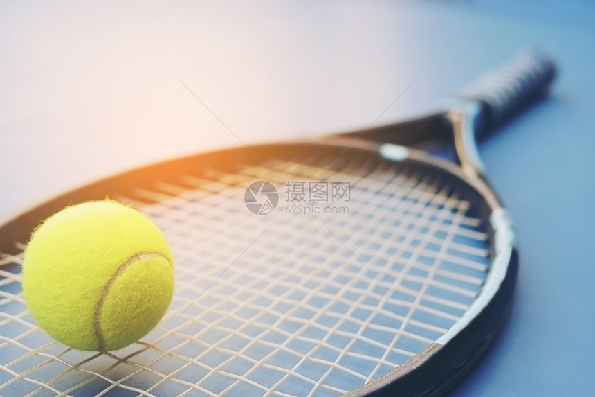 网球拍与场上的细绳斯林拉特游戏图片