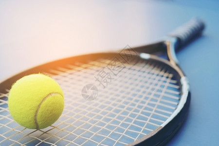 网球拍与场上的细绳斯林拉特游戏背景图片
