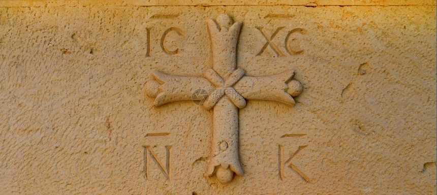希腊石刻在块上的宗教象征物交叉希腊语图片