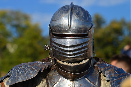 中世纪金属盔甲和头骑士历史战斗机比赛背景图片