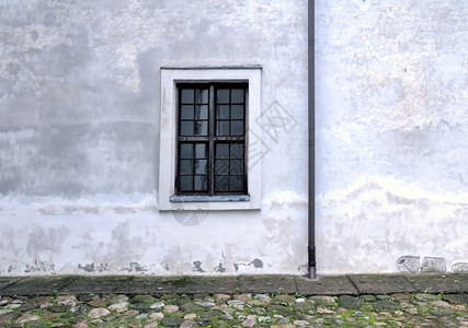 草老的古街建筑旧式窗户墙壁和雨水管巨石图片