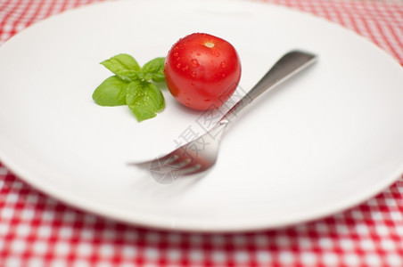 格子布红色的饮食番茄新鲜的巴西和白板上叉子桌布图片