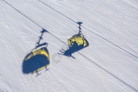 雪地上的缆车图片