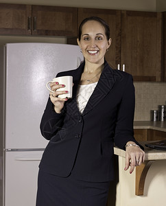 女士商业饮料人在厨房喝咖啡女人在厨房喝咖啡图片