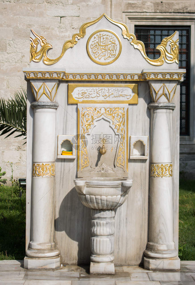 填充水观景中的土耳其式奥托曼风格古董喷泉火鸡图片
