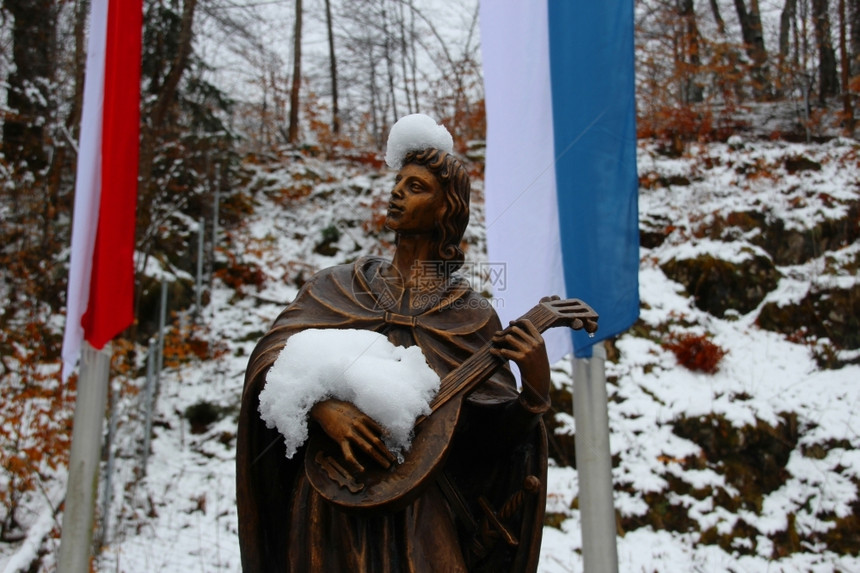 雪地上的青铜雕像图片
