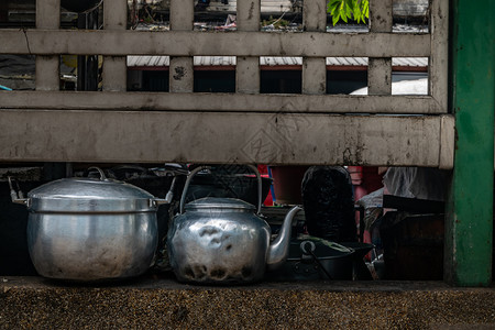黑色的利基市场优质古老旧锅和茶壶被放在上Bangkok的墙道上图片