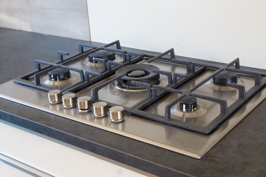 灶台在现代厨房内配有5个燃烧器的炊具防锈火炉图片