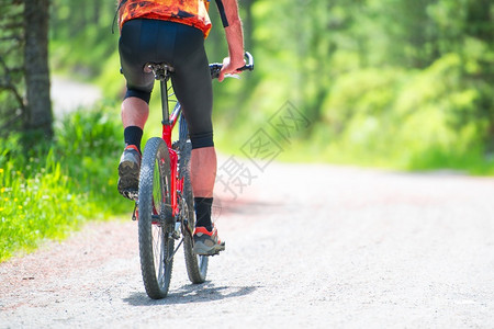 骑山地自行车的男人图片