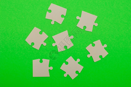 解决方案不完整绿色背景上孤立的白拼图片游戏图片