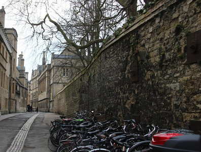 牛津狭小可腐岩石街窄的传统英国图片