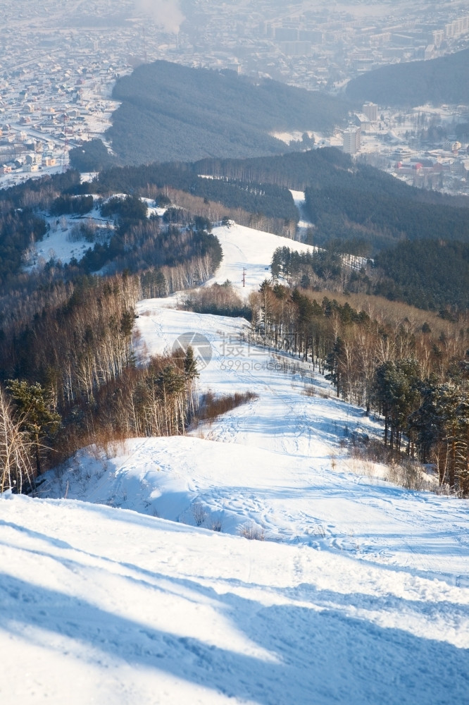 雪山的滑雪跑道图片