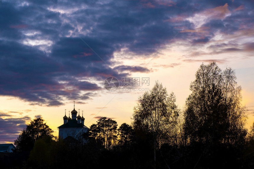 多云的建筑学美丽的夜云天空有教堂圆顶和树木俄罗斯图片