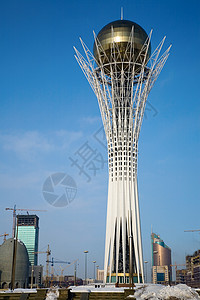 地标云Baiterek里程碑哈萨克斯坦首都阿塔纳的象征树背景