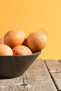 碗里的新鲜鸡蛋背景图片