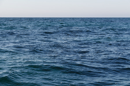 布列塔尼海岸沿大西洋波浪水天际线图片