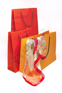 3个不同大小和颜色的纸袋丝围巾绸橙红色的图片