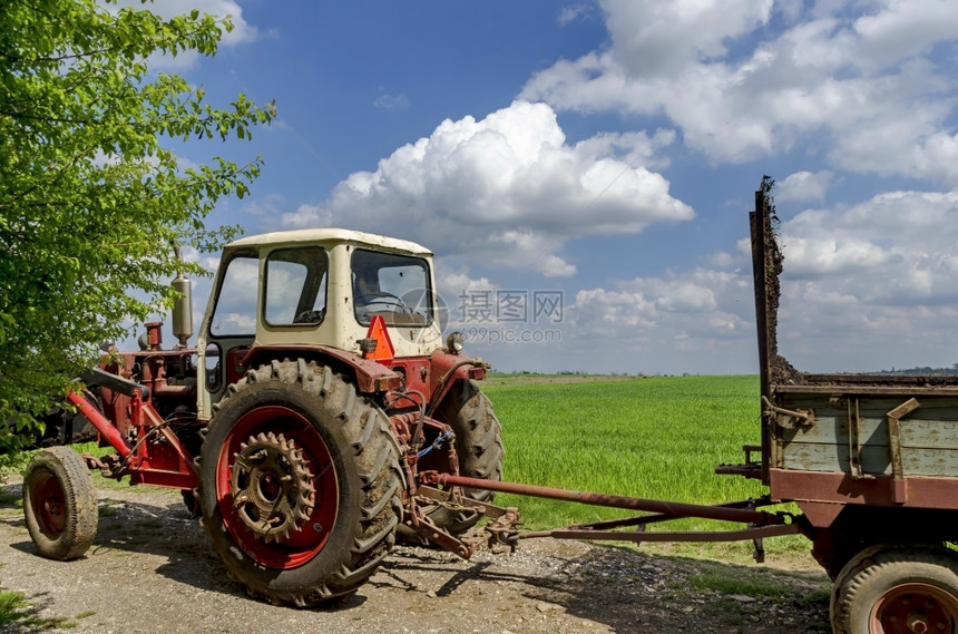 外部自由休耕天空云层田地和轮式拖拉机背景保加利亚卢多戈里图片