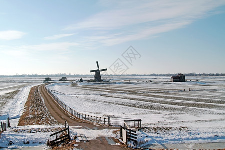 下雪的建筑学冬季荷兰农村传统风力磨机传统力车雪图片