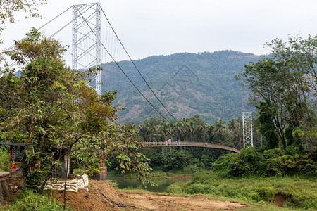 印度不耐烦步行穿越佩里亚尔河的德斯人桥图片