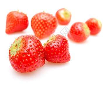 健康白色背景上的新鲜红草莓白色的多汁背景图片